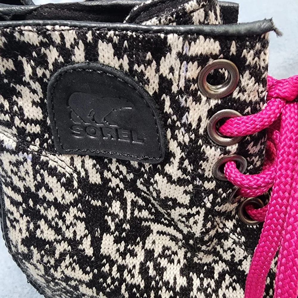 Sorel Women Black Boots with Hot Pink Laces Size 6